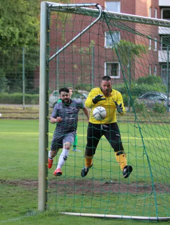 Diesen Ball fängt RSV-Keeper Ingo Berg (rechts)<br>gerade noch vor dem Überschreiten der Torlinie und<br>vor dem Uetersener Kubilay Özen.