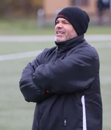 Fikret Yilmaz, Sportlicher Leiter und zuletzt auch Trainer des<br>TuS Holstein Quickborn, schaffte über die Quotienten-Regel<br>als bester A-Klassen-Vierter den sofortigen Wiederaufstieg.