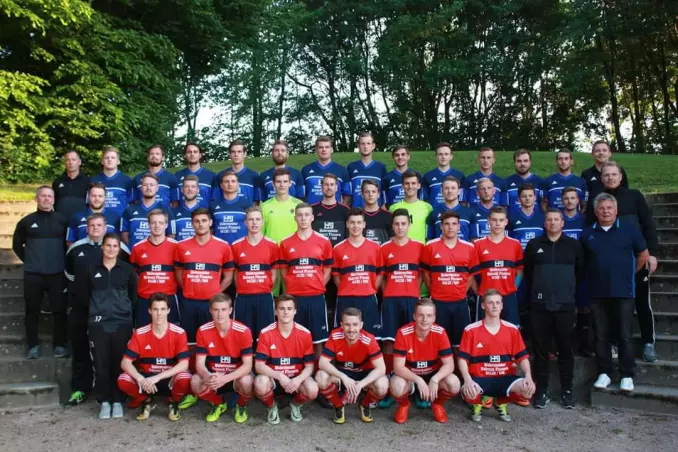 Auf das Mannschaftsfoto des Kummerfelder SV stellten sich die Neuzugänge in roten Trikots.