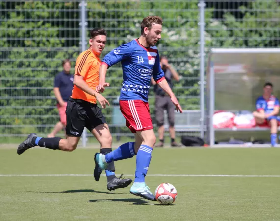 Cosmos-Akteur Felix Mühlich (rechts) läuft dem Hetlinger Noyan Isik davon.