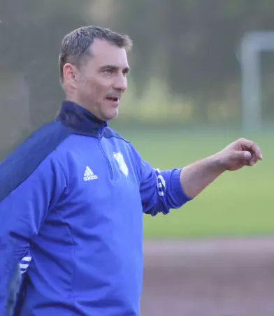 Trainer Angelo Hopp und sein Niendorfer TSV IV hoffen am<br>Sonnabend, 2. Juni auf den Pokal-Sieg.