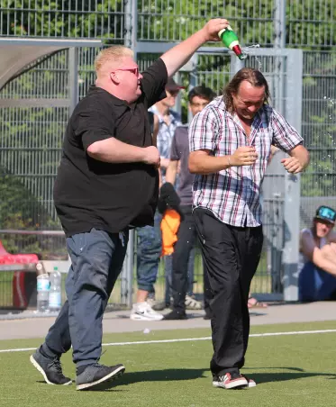 Aufstiegsjubel beim TSV Holm: Betreuer Mathias Jürs<br>(links) begießt Trainer Arne Frank