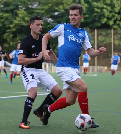 Teutonias Georgios Cholevas (links) musste im Kampf um ein<br>Regionalliga-Ticket dem Kieler Tim Siedschlag den Vortritt lassen.