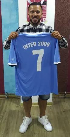 Joeé Carlos Rodrigues Padinha mit<br>dem Trikot seines neuen Vereins.<br>Foto: Inter 2000.