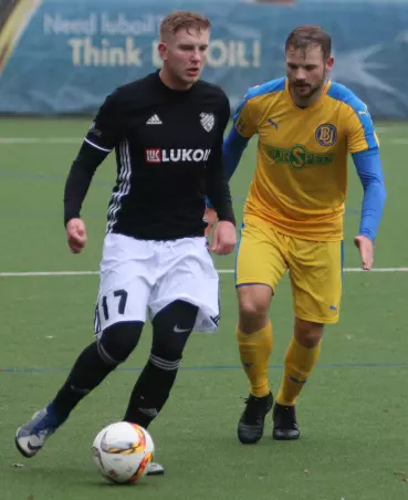 Vincent Boock (links), der hier noch im Teutonia-Trikot vor<br>Jannis Korczankowski von Barmbek-Uhlenhorst am Ball ist,<br>wechselt zu Altona 93.