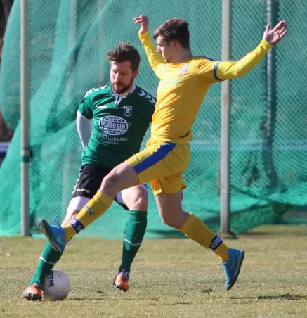 Jan-Niclas Galke (links), hier im TSV-Trikot und im Duell mit BU-Akteur<br>Chris Heuermann, verlässt die Wedeler wieder.