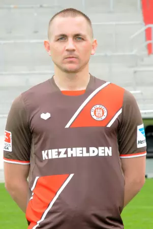 John Verhoek, einst beim FC St. Pauli und<br>zukünftig beim MSV Duisburg am Ball, gehört<br>zu den Gegnern der TuS Dassendorf.