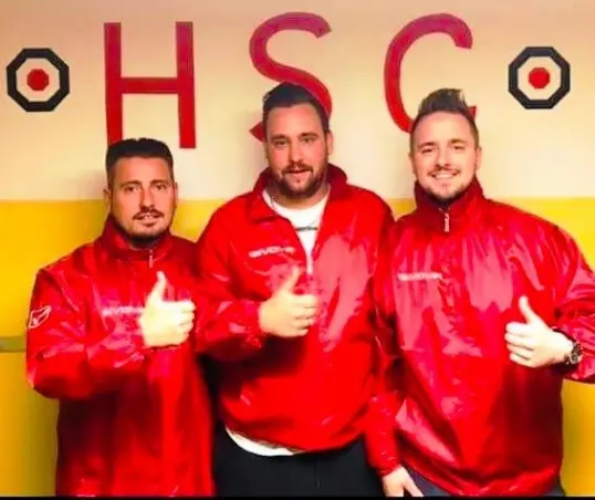 Daumen hoch für den Harburger SC: Das neue Trainerduo Alexander Reckewell und Daniel Michaelis sowie Fußball-Obmann Tobias Katzmarski. Foto: Harburger SC.