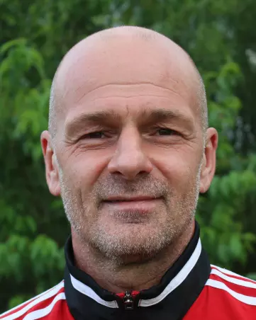 Obwohl Bernd Bressem für die Ü55 des FC Union<br>Tornesch einen Freistoß und einen Eckstoß direkt<br>verwandelte, verlor sie ihr Endspiel mit 2:3.