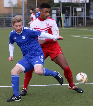 Simon Mensah (rechts), hier noch im Inter-Trikot im Duell mit<br>dem Tornescher Dennis Beckmann, kehrt nun zum ETV zurück.
