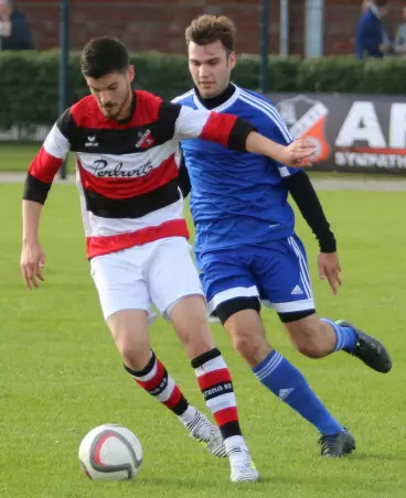 Mark Hinze (links), hier noch im Altoner Trikot vor Jannek<br>Laut von Union Tornesch am Ball, geht nach Dassendorf.