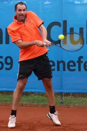 Wolfgang Winkler und die Herren 40 des<br>Schenefelder TC, die in der jüngsten<br>Sommersaison den Aufstieg in die Regionalliga<br>geschafft hatten, dürfen weiterhin keine<br>Punktspiele absolvieren.