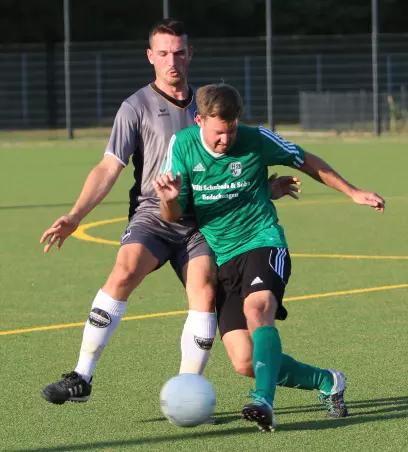 Veton Hajrizi (Rasensport, links) gegen den Heidgrabener Timo<br>Badermann.