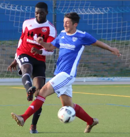 Moussa Mane (Rugenbergen, links) gegen HR-Akteur Adrian<br>Ghadimi Nouran.