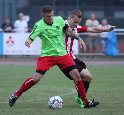 MSV-Torschütze Christian Posern (links) gegen den Holmer Michael Beilich.