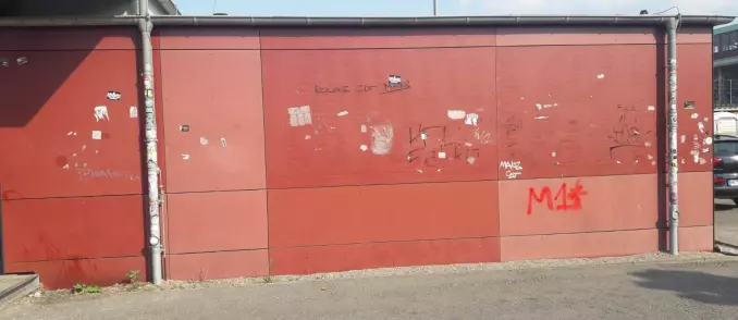 So sah die Wand des Anstoßes aus, bevor sie nun von Anhängern des HFC Falke rot übermalt wurde.