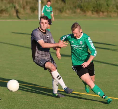 Fynn Laut (links), der hier mit dem Heidgrabener Tjorben Fülscher um den Ball kämpft, feierte mit Rasensport Uetersen den Turniersieg.