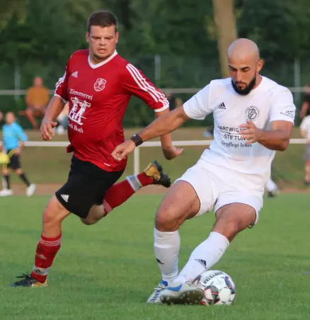 Fatih Simsek (HMTV, rechts) ist hier im Finale vor dem Heistmer<br>Simon Reinecke am Ball.