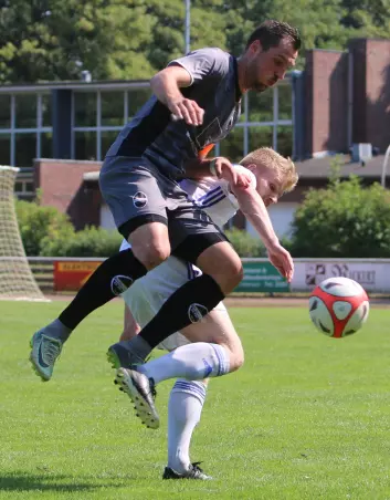 Rasensport-Kapitän Philipp Ehlers (links) im Duell mit<br>dem Tornescher Neuzugang Christian Kulicke.