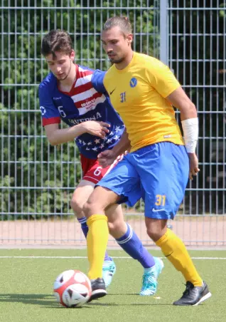Cosmos-Kunstschütze Cornelius Carstensen (links)<br>gegen Victorias Yannick Petzschke, der von Frisur<br>und Statur große Ähnlichkeit mit Profi-Kicker<br>Zlatan Ibrahimovic hat.
