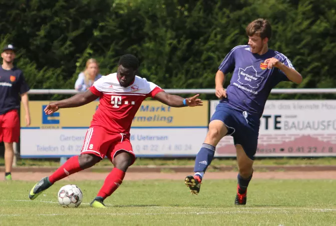 SVL-Torschütze Camara Caba Camara (links) kommt hier vor TVH-Verteidiger Pieter Oßenbrüggen zum Schuss.