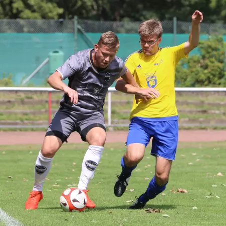 Artur Koziol (Rasensport, links) im Duell mit SVE-Akteur Thies Sönnichsen