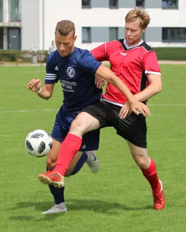 Tim Eberle (Hetlingen, links) gegen SCP-Akteur Ismail<br>Ugur Nak.