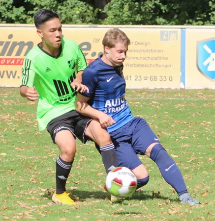 Ngoc Phi Duong (FCE, links) gegen den Rantzauer Lars Schulz.