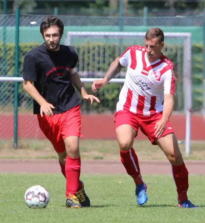 Der Ex-Moorreger Philip Zink (links), jetzt in Diensten des TSV<br>Holm, ist hier vor MSV-Akteur Oliver Wunder am Ball.