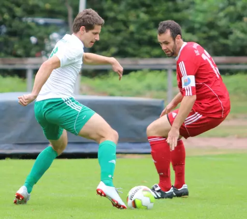 Philippe Schümann (Heidgraben, links) im Duell mit Martin Düsing, dem Kapitän der VfL-Reserve.