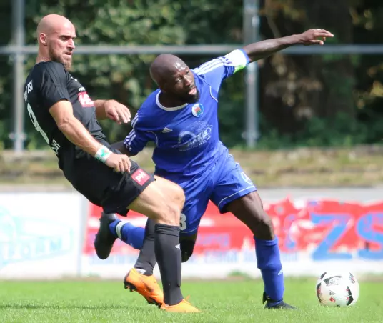 Der Niendorfer Neuzugang Daniel Brückner (links) im Duell mit dem Pinneberger Madjid Albry.