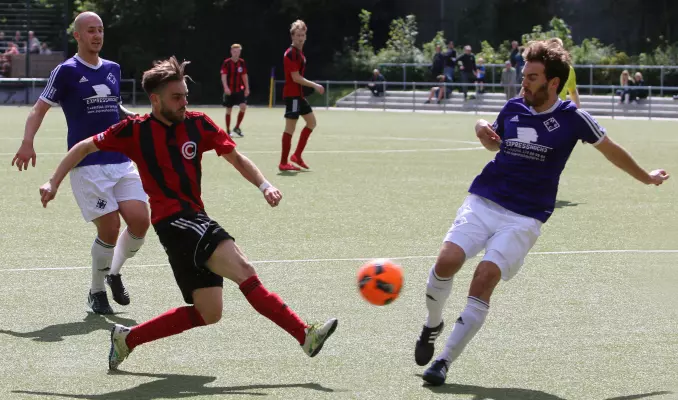 Andreas Goldgraebe (Concordia, Mitte) beim Torschuss zwischen den HEBC-Spielern Kevin Trapp (links) und Chris Flick.