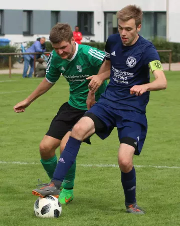 Duell der Kapitäne: Fabian Doell (Heidgraben, links)<br>gegen HMTV-Spielführer Jesse Plüschau.