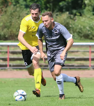 Stefan Köpf (links), der die Hasloher in Führung brachte, im<br>Duell mit dem Rasensportler David Grabke.