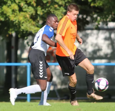 Milan Adamovic (Hetlingen, rechts) gegen den Schnelsener Jesse Richter.