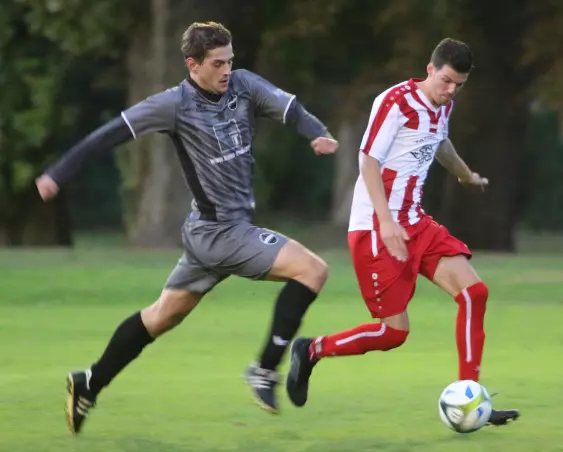 Yannic Krass (Rasensport Uetersen III, links) verfolgt den Moorreger Christoph Wilksch.
