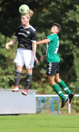 Der Ex-Wedeler Theodoros Ganitis (links),<br>jetzt in Diensten des FC Teutonia 05, im<br>Luftkampf mit dem TSVer Andrew Banoub.