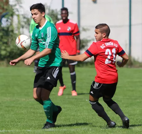 Marvin Kirch (Heidgraben, links) ist vor Union-Akteur Samet Sari am Ball.