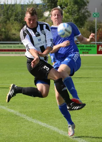 Der Tangstedter Florian Timm (links) im Duell mit<br>Fabian Behrens von der Union-Reserve.