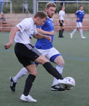 Torben Rembacz (HTB, links) gegen den Tornescher Dennis<br>Beckmann.
