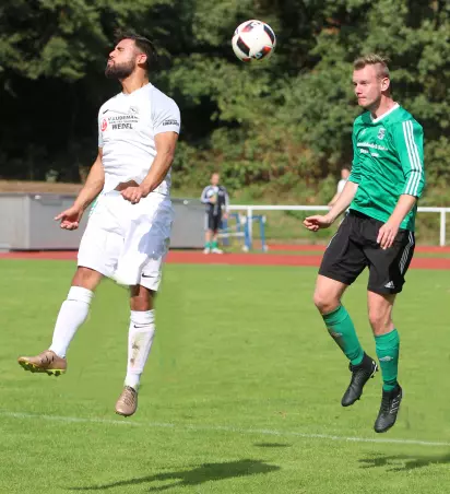Roland-Akteur Samet Baygündüz (links) im Luftkampf mit dem<br>Heidgrabener Tjorben Fülscher