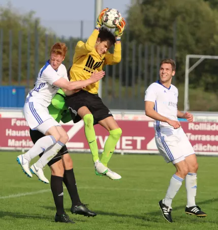 FCE-Keeper Moritz Junge (im gelben Trikot) fängt eine Flanke vor<br>den Torneschern Tim Moritz (links) und Flemming Lüneburg<br>(rechts) sowie seinem Mitspieler Helge Kahnert (verdeckt).