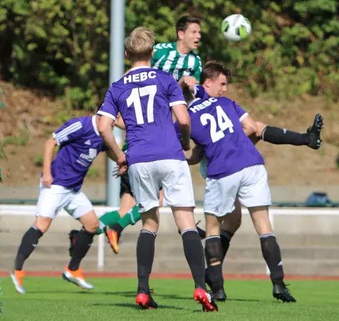 Dieser Kopfball des Wedelers Tim Vollmer (im grün-weißen Trikot)<br>bedeutete den 1:1-Ausgleich.
