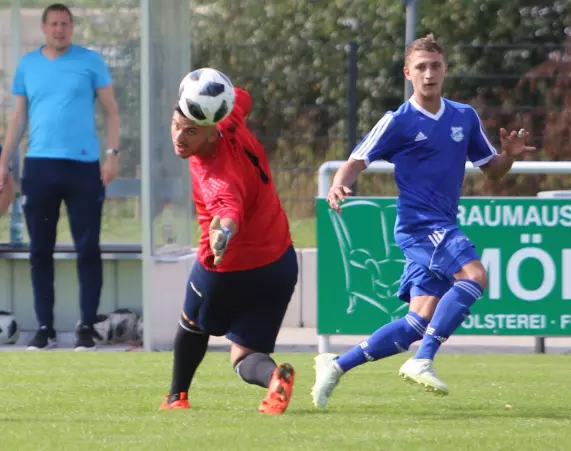 Der Tornescher Maximilian Willmer (rechts) hat den Ball an Gencler-Keeper Okan Naim Cicek vorbei bekommen, aber er fliegt nicht in das Tor.