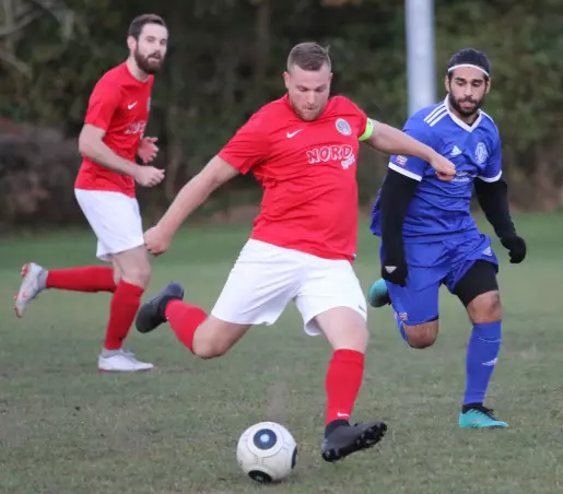 Kickers-Kapitän Tobias Plieschke kommt hier vor dem Hetlinger Kevan Jangir zum Schuss.