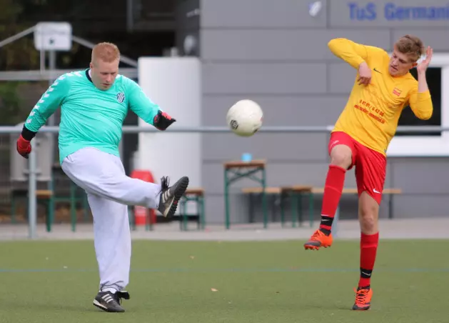 Hier klärt Germanias Torwart Torben Schröder (links) noch vor TVH-Stürmer Max Krüger, der ihn in der Nachspielzeit per Freistoß zum 1:2-Endstan überwand.