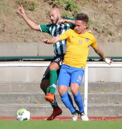 Bot eine starke Leistung: Jaques Rodrigues Oliveira (Wedel, links),<br>hier im Duell mit Timo Stegmann, dem Freistoß-Kunstschützen des<br>SC Victoria.