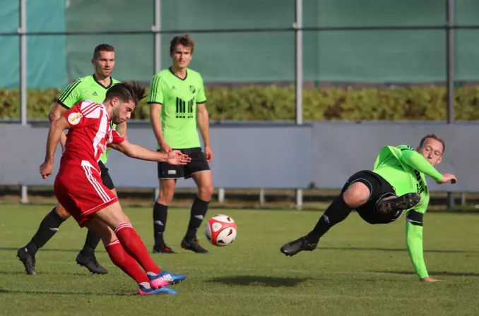Der Ex-Norderstedter Helge Kahnert (rechts), jetzt in Diensten des FC Elmshorn, beim Versuch, einen Schuss von Eintracht-Akteur Tayfun Can abzublocken.