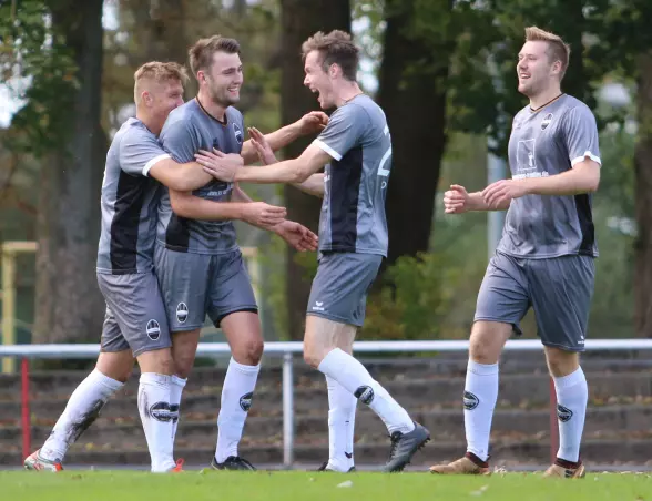 Fynn Laut (2. von links), der hier sein Tor zum 1:0 bejubelt, sorgte am Mittwoch mit einem Doppelpack dafür, dass Rasensport Uetersen den Rahlstedter SC mit 2:0 schlug und als einziger Kreisligist das Achtelfinale erreichte.