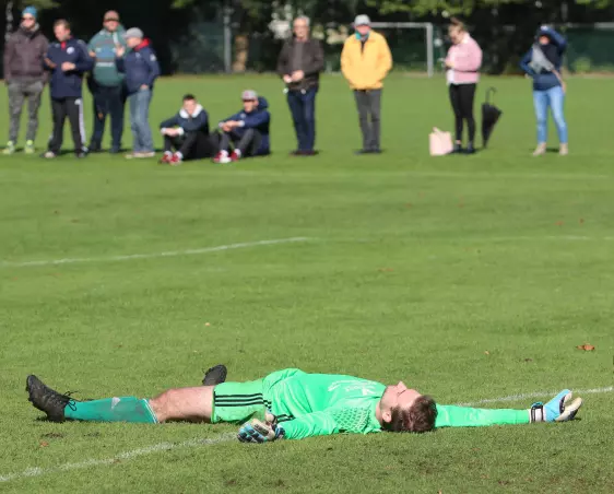 Platt wie eine Flunder liegt Torwart Luca Protzek am Boden, nachdem er mit dem VfL Pinneberg II am Mittwoch durch eine 2:5-Niederlage nach Verlängerung bei Rasensport Uetersen II aus dem Holsten-Pokal ausschied.